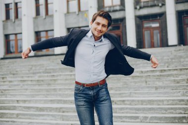 Bir yaz şehirde yakışıklı businesman