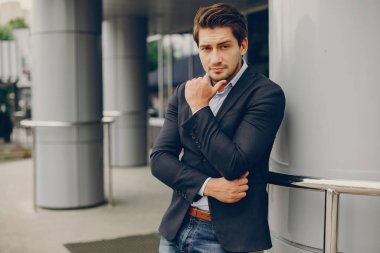 Bir yaz şehirde yakışıklı businesman