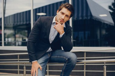 Bir yaz şehirde yakışıklı businesman