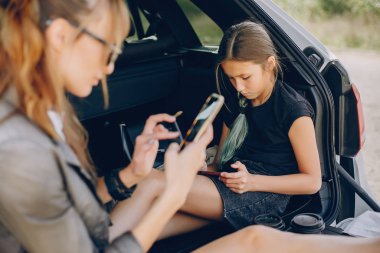 Şirin ve şık aile yaz alanında