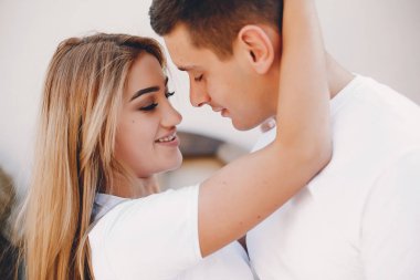 Güzel bir çift yaz şehrinde vakit geçirir.