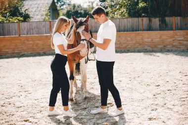 Güzel çift bir atile vakit geçirmek