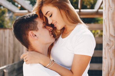 Güzel bir çift yaz şehrinde vakit geçirir.