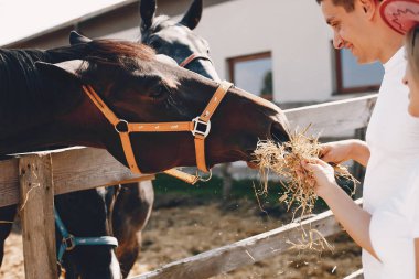 Güzel çift bir atile vakit geçirmek