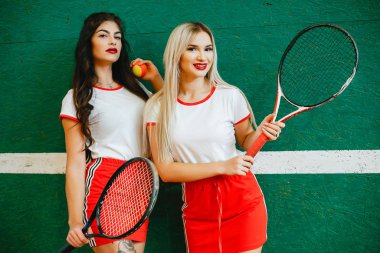 Tenis kortunda güzel ve şık kızlar