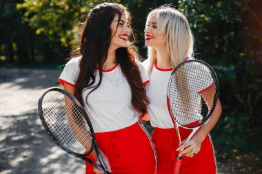 Bir yaz parkında güzel ve şık kızlar