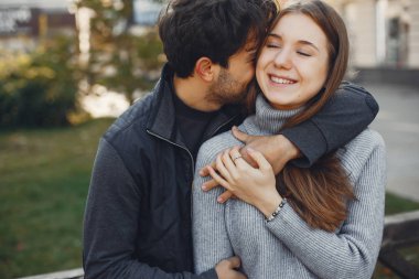 Güzel bir çift yaz şehrinde vakit geçirir.