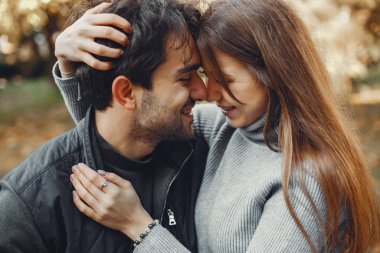 Güzel bir çift yaz şehrinde vakit geçirir.