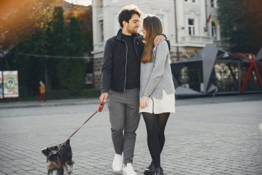 Güzel bir çift yaz şehrinde vakit geçirir.