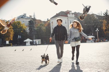 Güzel bir çift yaz şehrinde vakit geçirir.