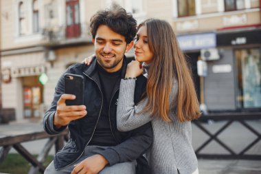 Güzel bir çift yaz şehrinde vakit geçirir.