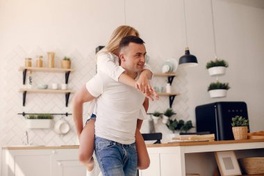 Güzel bir çift mutfakta vakit geçirir.