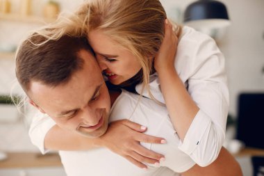 Güzel bir çift mutfakta vakit geçirir.