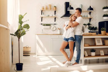 Güzel bir çift mutfakta vakit geçirir.