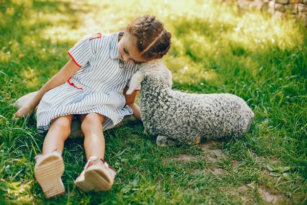 Belle fille avec chèvre — Photo