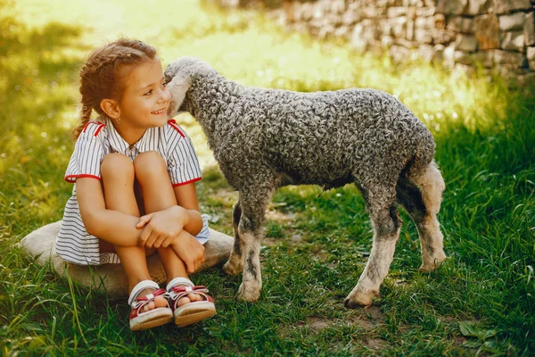 Mooi meisje met geit — Stockfoto