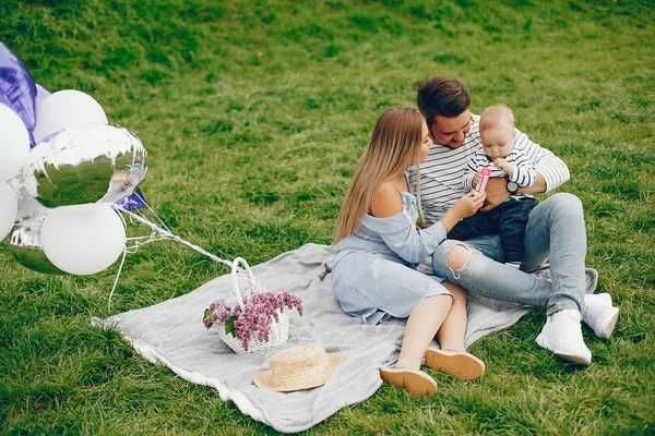 Prachtige familie in een park — Stockfoto