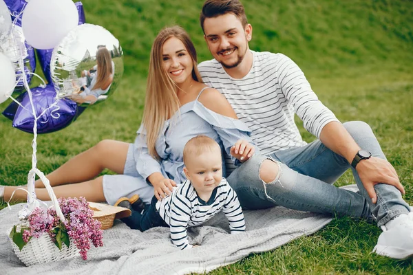 O familie frumoasă într-un parc — Fotografie, imagine de stoc