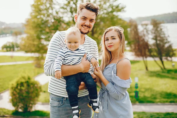 Vakker familie i en park – stockfoto