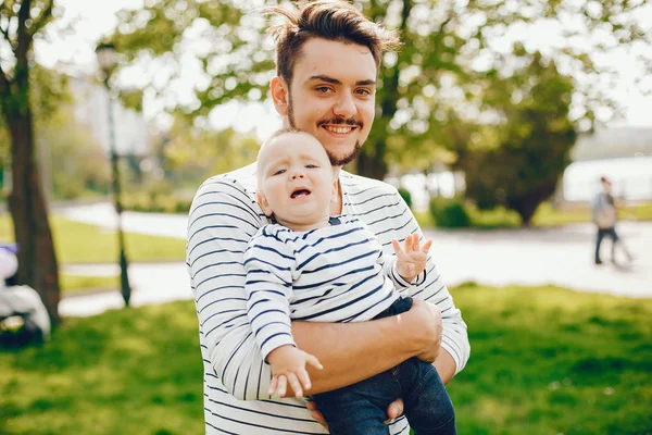 Vader met kleine schattige zoon — Stockfoto