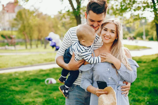 Prachtige familie in een park — Stockfoto