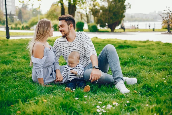 Prachtige familie in een park — Stockfoto