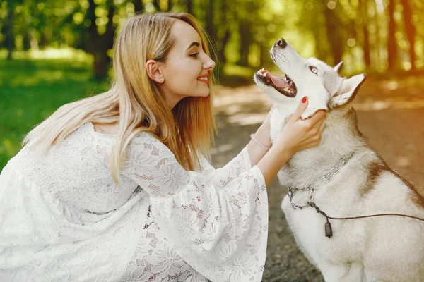 Elegantní dívka s roztomilým psem — Stock fotografie
