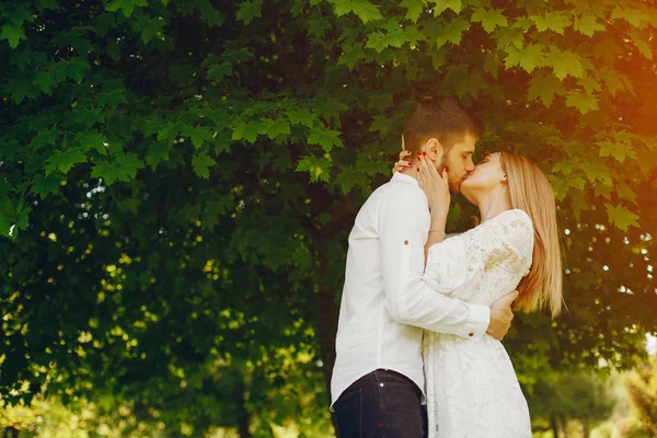 Elegant paar in een bos — Stockfoto