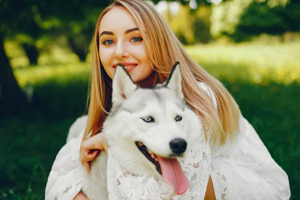 Sevimli köpek ile zarif kız — Stok fotoğraf