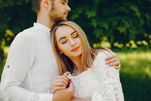 Elegant paar in een bos — Stockfoto