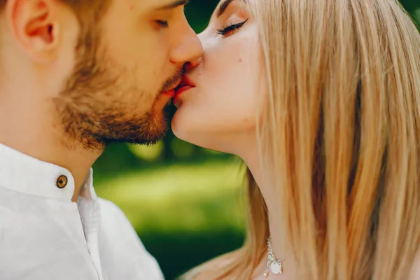 Couple élégant dans une forêt — Photo