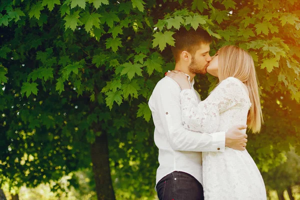 Elegantes Paar in einem Wald — Stockfoto