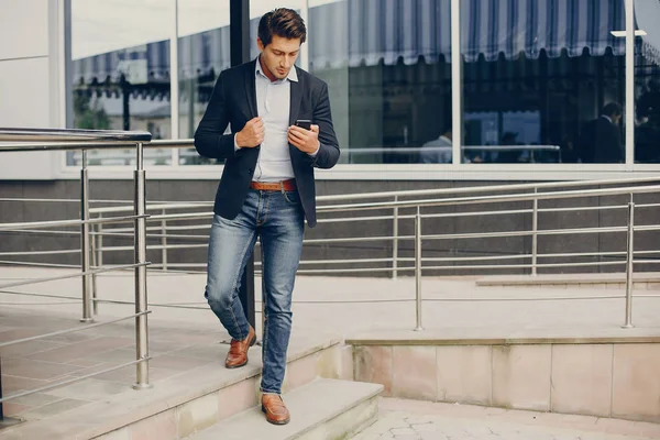 Guapo argentino en una ciudad de verano — Foto de Stock