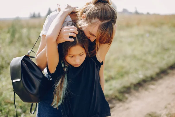 Familia linda y elegante en un campo de verano —  Fotos de Stock