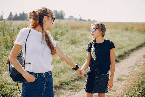 Famiglia carina ed elegante in un campo estivo — Foto Stock