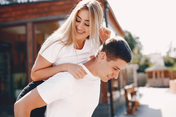 Hermosa pareja pasar tiempo en una ciudad de verano — Foto de Stock