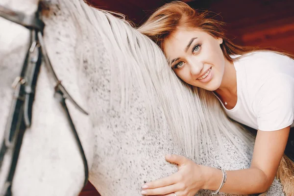 Menina elegante em uma fazenda wiith um cavalo — Fotografia de Stock