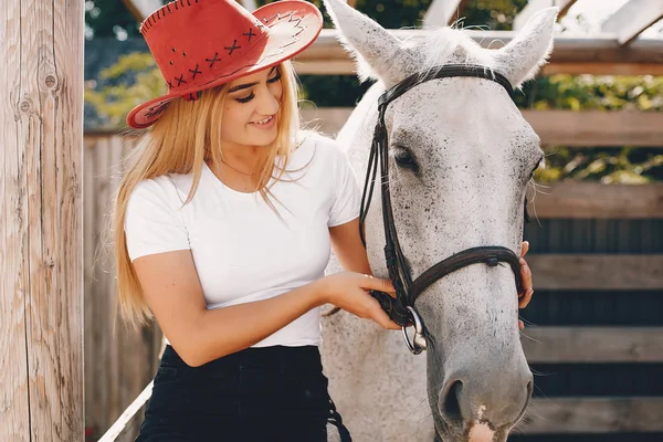 Elegáns lány egy farmon, egy lóval. — Stock Fotó