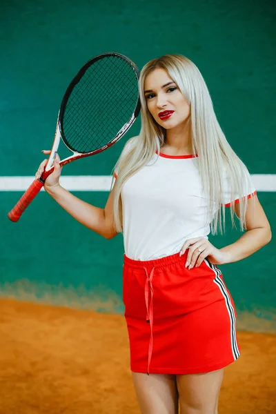 Belle et élégante fille sur le court de tennis — Photo