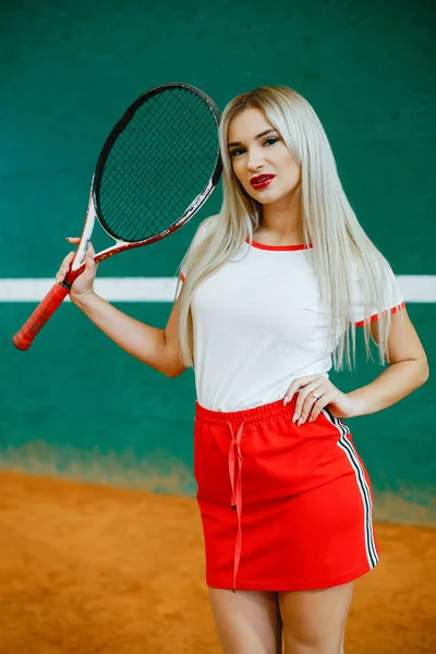 Beautiful and stylish girl on the tennis court — Stock Photo, Image