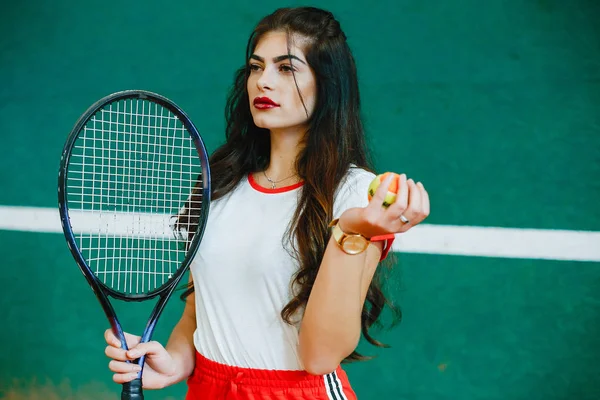 Όμορφη και κομψή κοπέλα στο γήπεδο τένις — Φωτογραφία Αρχείου