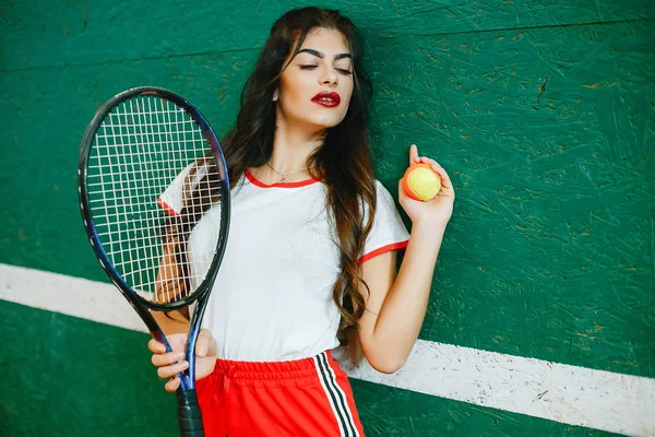 Beautiful and stylish girl on the tennis court — Stock Photo, Image
