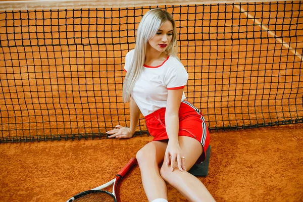 Красивая и стильная девушка на теннисном корте — стоковое фото