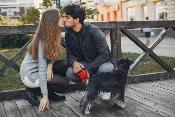 Mooi koppel brengen tijd door in een zomerstad — Stockfoto