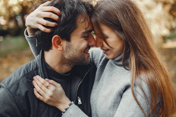 Hermosa pareja pasar tiempo en una ciudad de verano — Foto de Stock