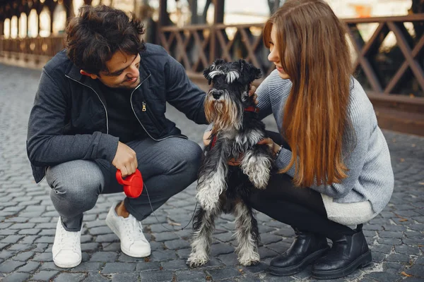 Hermosa pareja pasar tiempo en una ciudad de verano — Foto de Stock