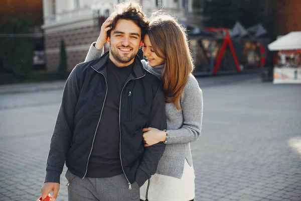 Mooi koppel brengen tijd door in een zomerstad — Stockfoto