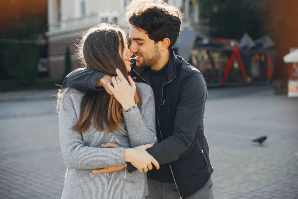 Belo casal passar o tempo em uma cidade de verão — Fotografia de Stock