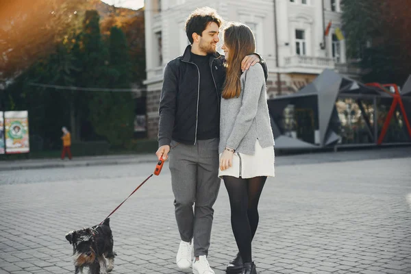 Hermosa pareja pasar tiempo en una ciudad de verano — Foto de Stock