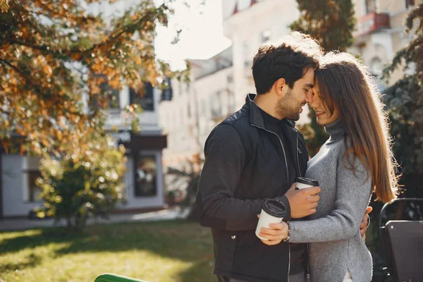 Hermosa pareja pasar tiempo en una ciudad de verano —  Fotos de Stock